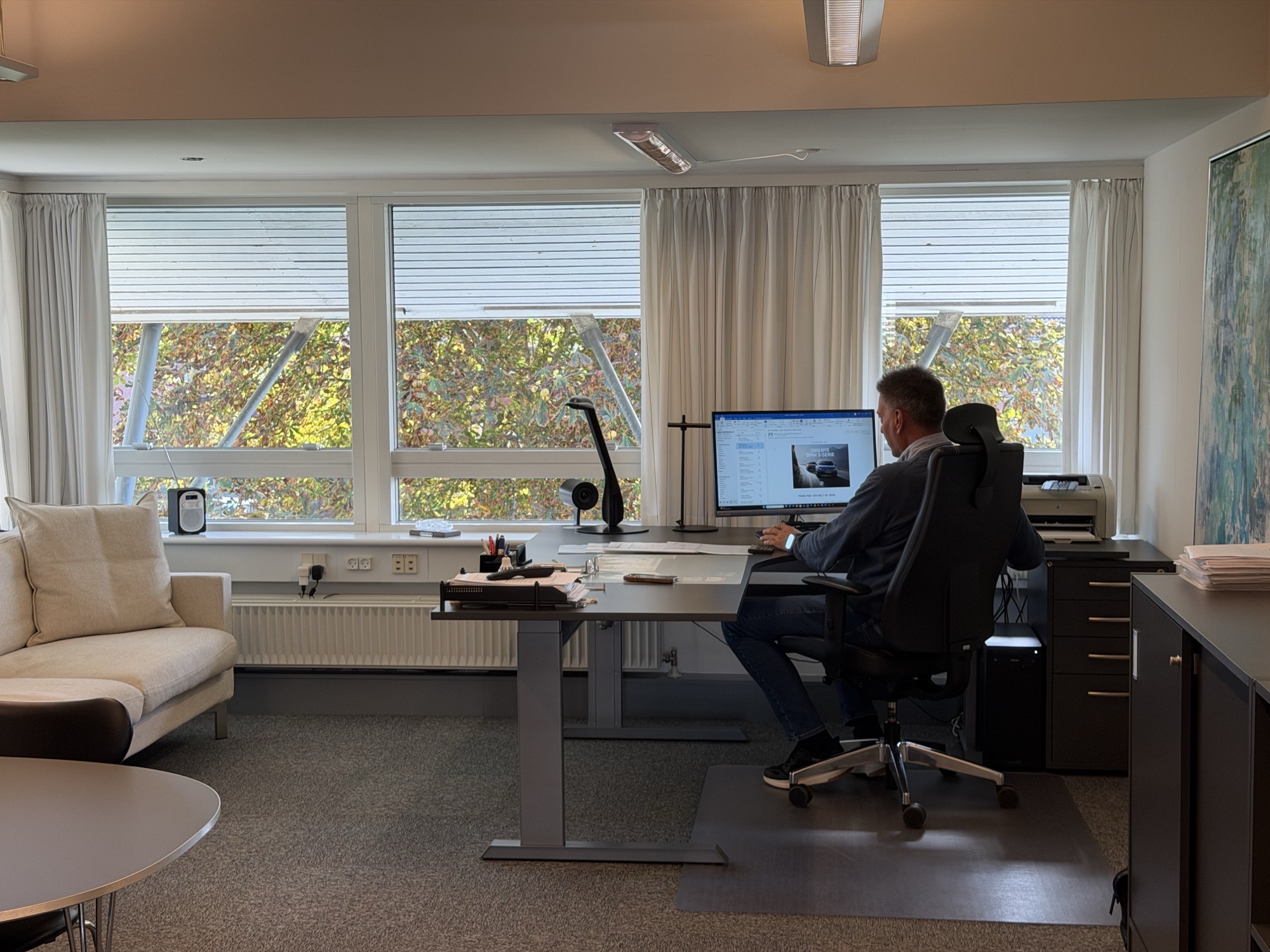 Lyst kontorlokale med arbejdsplads og sofa ved Tune Erhvervspark